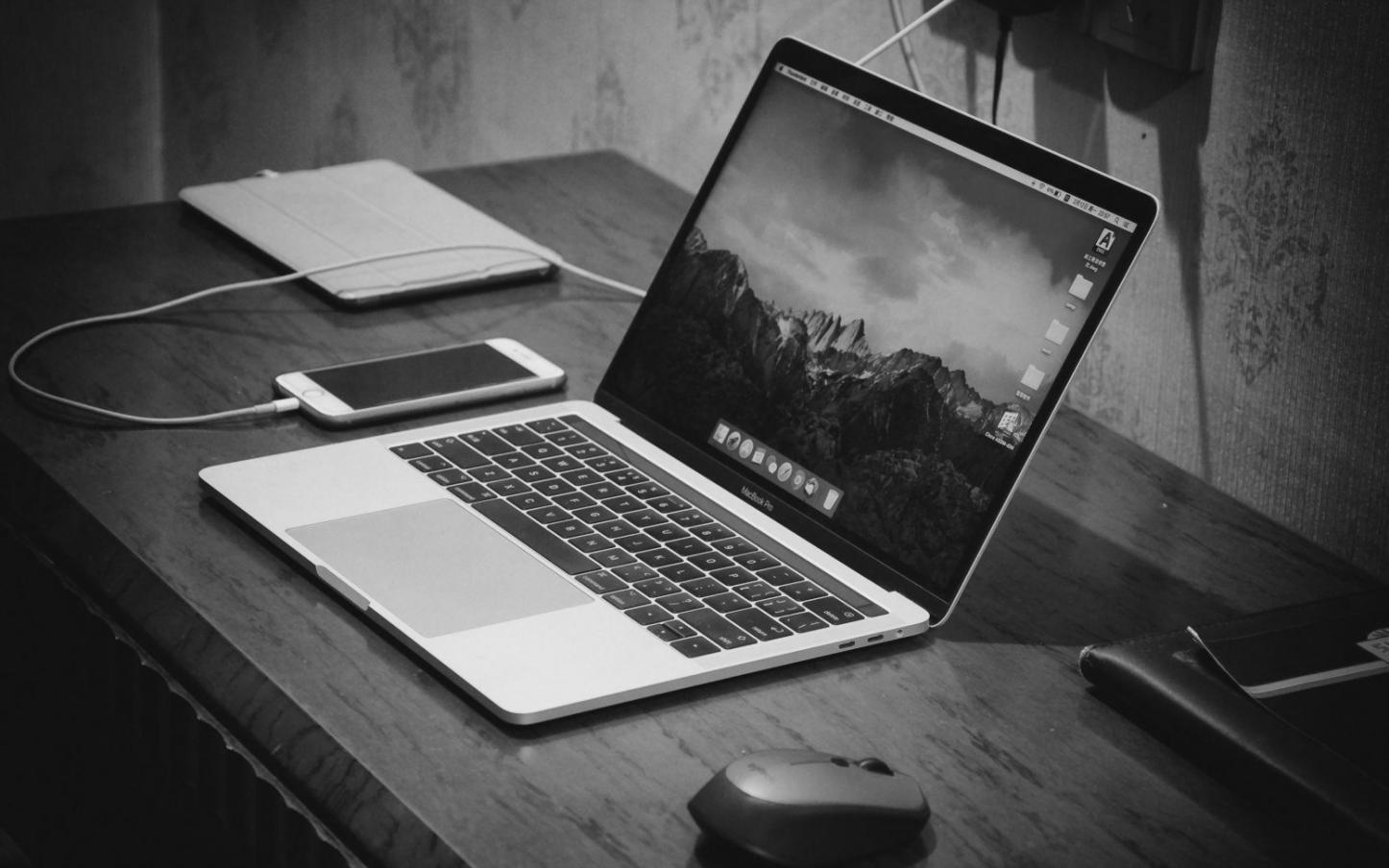 Teilnehmer arbeiten gemeinsam an Budgetplanungen mit Finanzunterlagen und Taschenrechnern